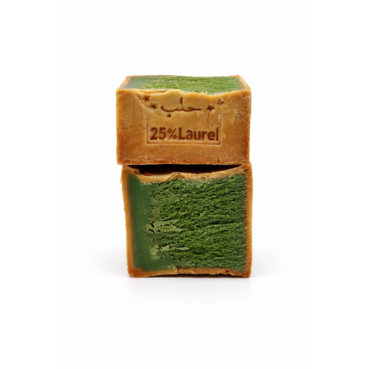 Texture intérieure vert émeraude du savon d'Alep 25 % après découpe