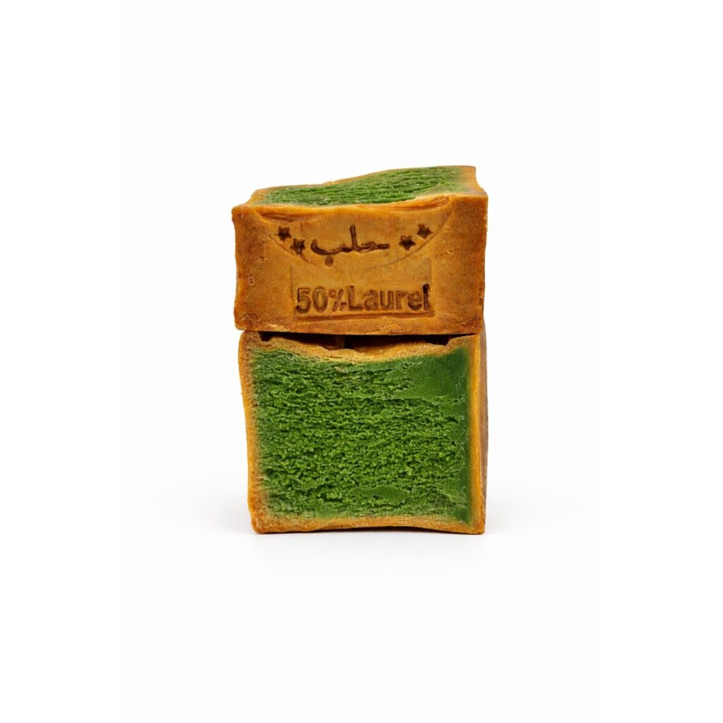 Cœur vert émeraude de l'authentique savon d'Alep 50 % après découpe